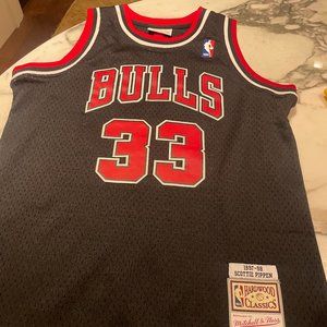 MITCHELL & NESS BULLS #33, YOUTH LARGE
